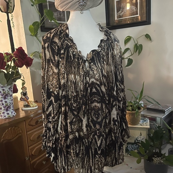 Worthington Size 2X Animal Print Blouse with front tie and gathered edge - Picture 7 of 9